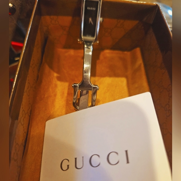 AUTHENTIC Minimalist Gucci Wrist Watch - Picture 4 of 5